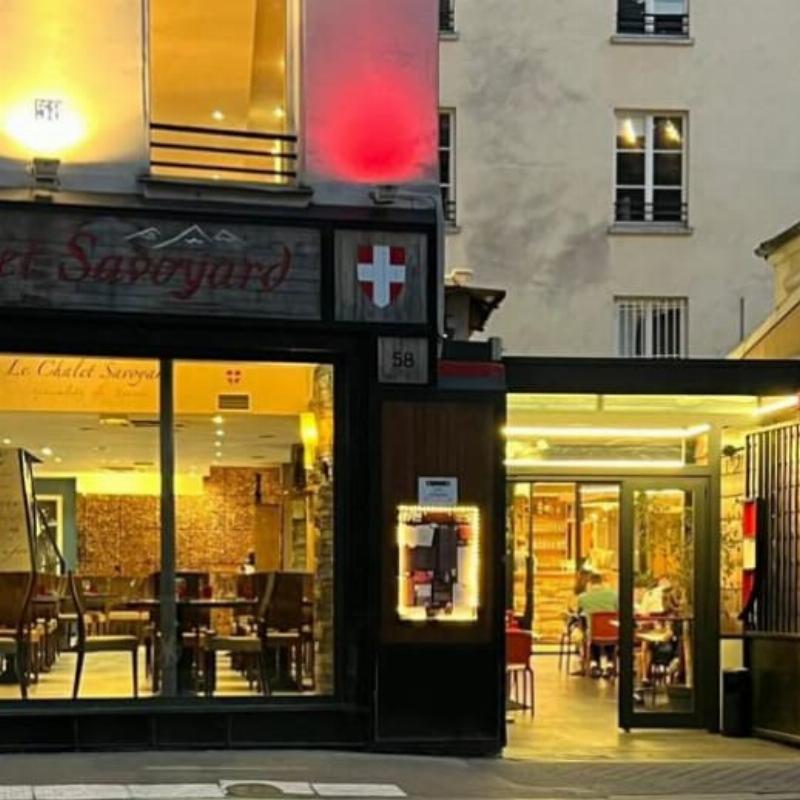 Table de restaurant joliment dressée à Clermont-Ferrand, avec une décoration élégante et des verres à vin prêts pour une dégustation gastronomique.